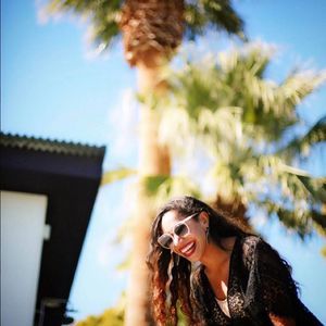 Meet your Posher, Desi